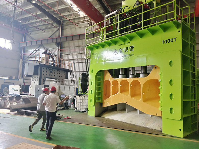 Malaysian customers came to our factory, inspected the step-type multi-blade shear and purchased a machine.
