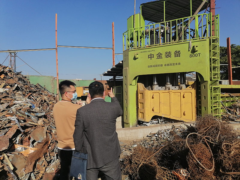 Recently, a customer from Xiamen, Fujian visited the ZONKIN step-type multi-blade shear of a scrap processing base in Quanzhou, Fujian.